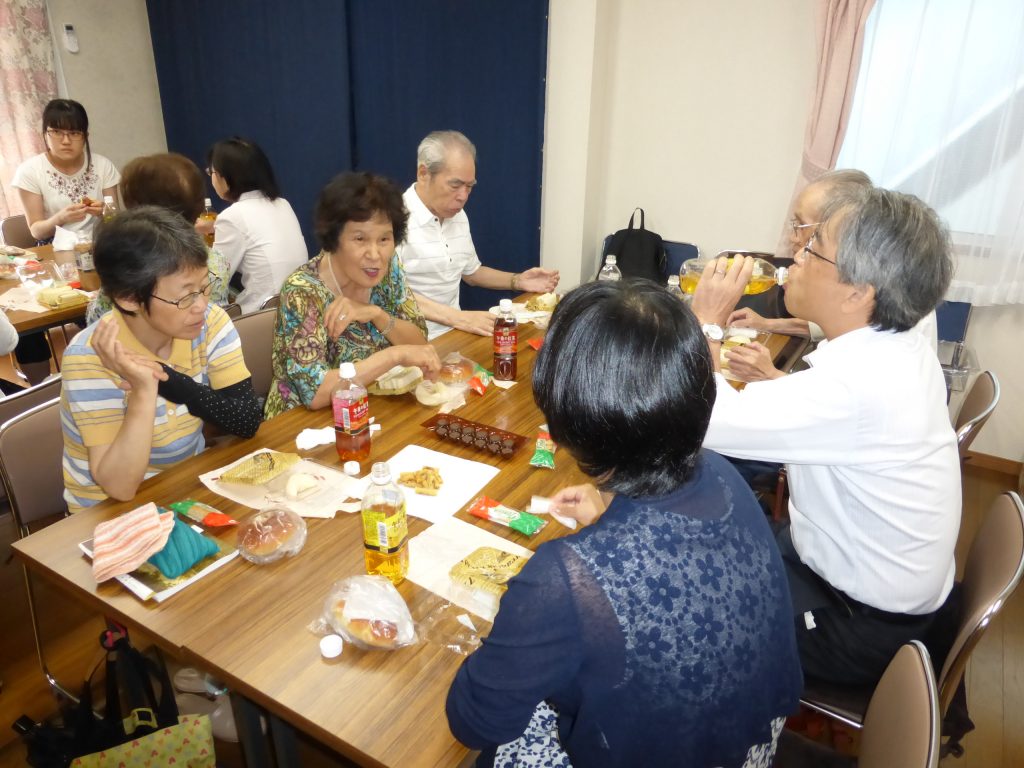 昼食を囲んで交わり